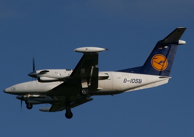 Diese Piper PA-42-720 Cheyenne IIIA der Lufthansa Fliegerschule fhrte am 18.10.07 einige Anflge auf die NATO Air Base in Geilenkirchen durch.