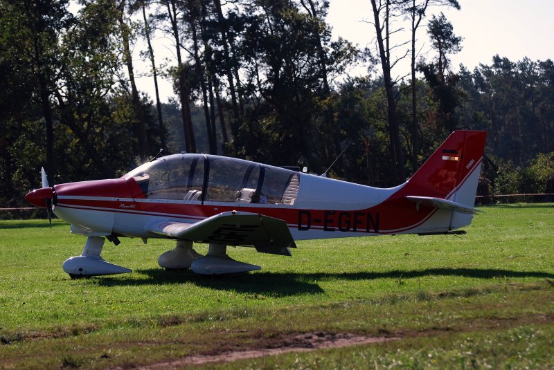 Diese Robin DR400 Remo180 D-EGFN habe ich am 30.08.08 auf dem Flugplatz Weser-Wmme aufgenommen.