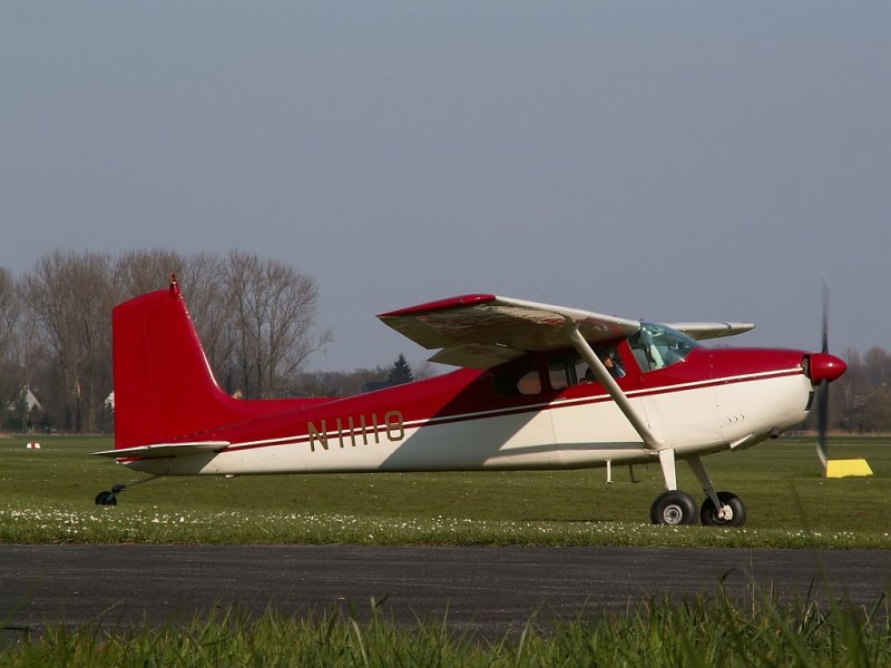 Diese wunderschne Cessna 180 macht sich in Grefrath startklar. Das Foto stammt vom 01.04.2007