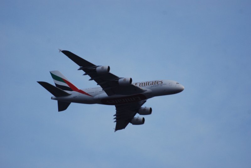 Diesen A380 von Emirates habe ich zufllig beim berflug des Hamburger Flughafens am 09.11.08 erwischt.