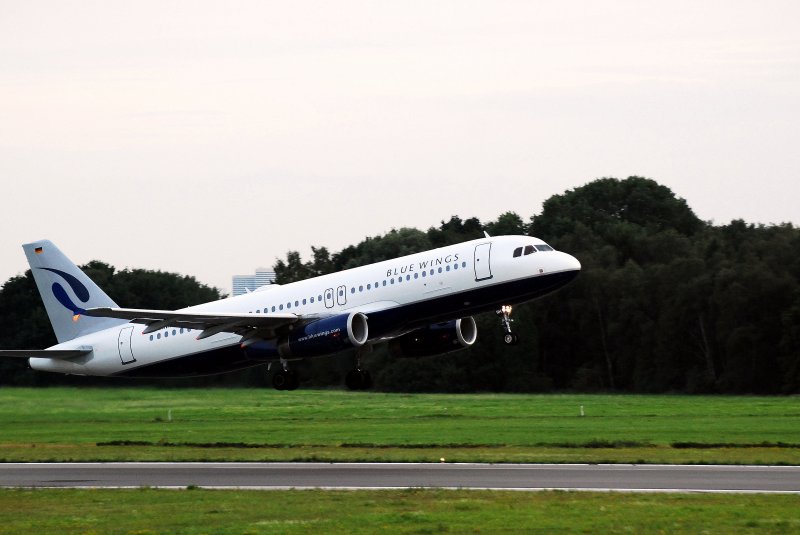 Dieser A320 von Blue Wings verlsst Hamburg am 24.08.08