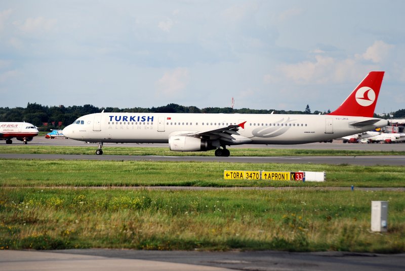 Dieser A321 der Turkish Airlines ist bereit zum Take Off.Aufgenommen  am 17.08.08 in Hamburg Fuhlsbttel.