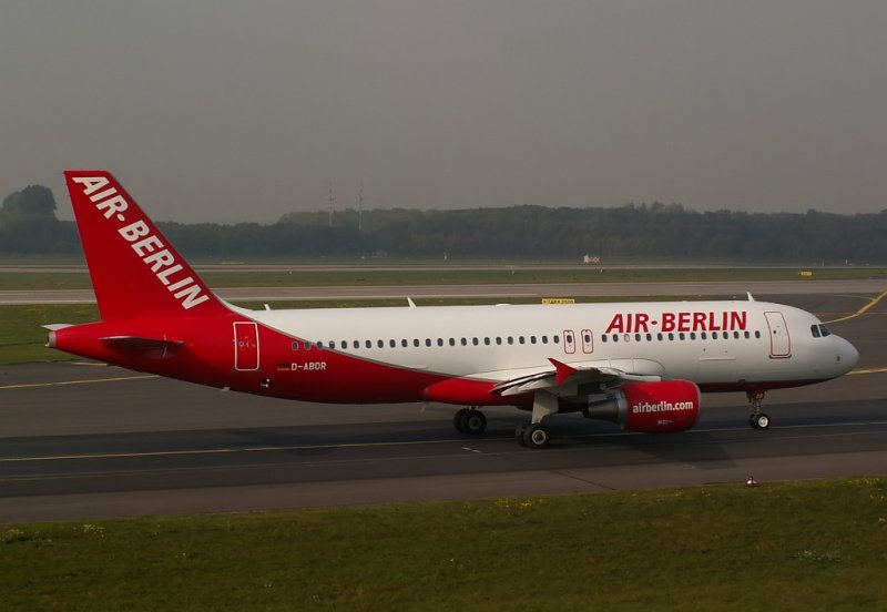 Dieser Airbus der Air Berlin (D-ABDR) trgt schon die neuen Farben der Airline. Das Foto stammt vom 08.10.2007
