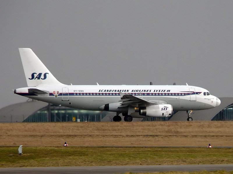 Dieser Airbus von SAS fliegt in  Retro c/s  durch die Lfte. Das Bild stammt vom 11.02.2009
