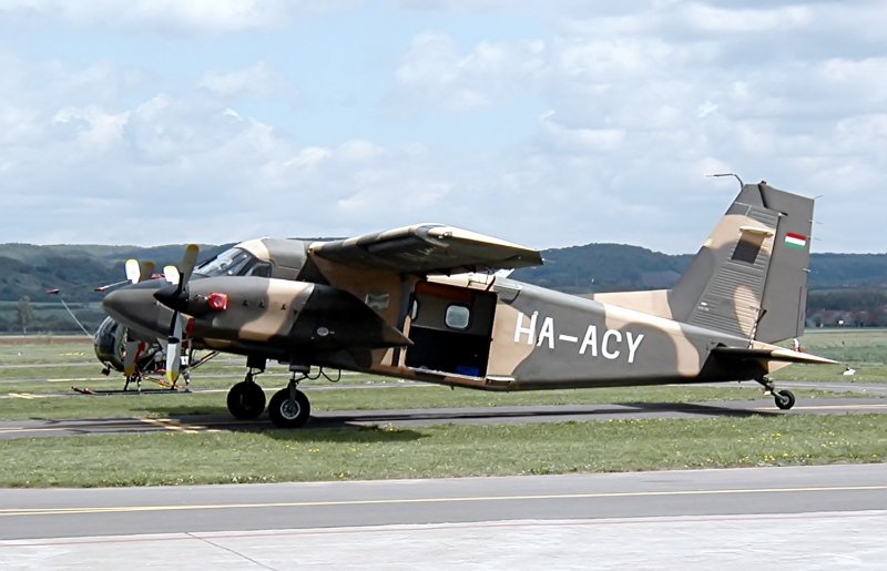 Do-28D Skyservant - HA-ACY (Ungarn) - Juni 2003 in Hassfurt.
Es handelt sich um einen Umbau auf Turboproptriebwerke.