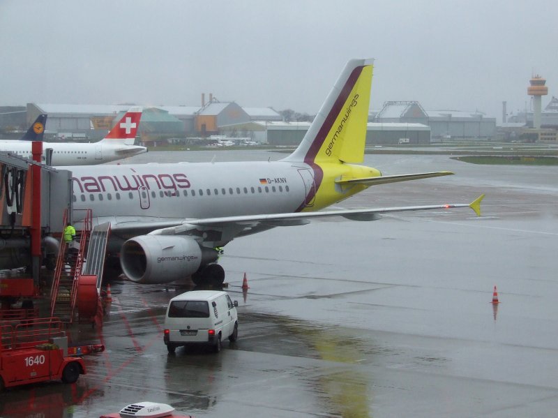Drei mal Airbus Heckleitwerk von verschiedenen Fluggesellschaften (Lufthansa, SWISS und Germanwings) am 19.11.2008 in Hamburg (HAM)