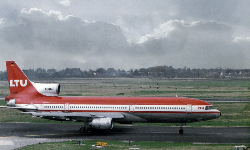 Dsseldorf 1976
Heute ist sie lngst nicht mehr zu sehen!
Lockheed-TriStar 1011. 1984 verlieen die letzten Maschinen
die Werkshallen. Den Antrieb, spendeten 3 Rolls-Royce Triebwerke.
(RB 211) Sie wurden u.a. auch in der Boeing 747 verwendet!