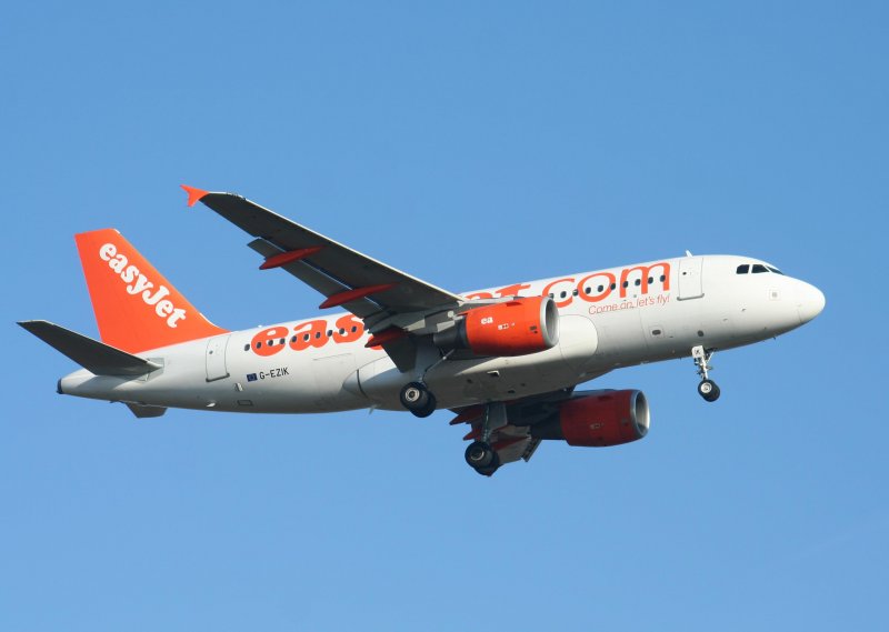 Easyjet A 319-111 G-EZIK bei der Landung in Berlin-Schnefeld am 03.04.2009