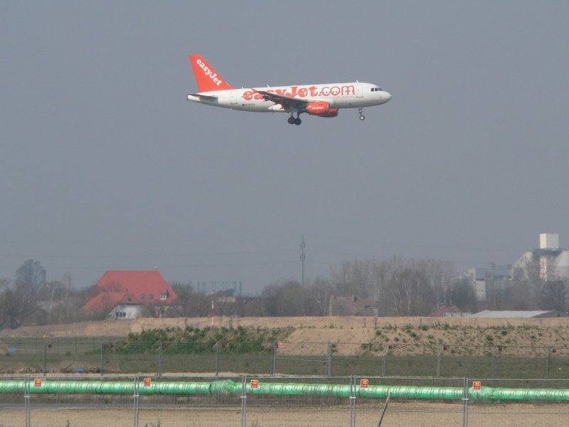 Easyjet-Maschine G-EZEU bei der Landung in Schnefeld Flughafen. Erahnen kann man bereits die Umbaumanahmen des Flughafens. 31.3.2007