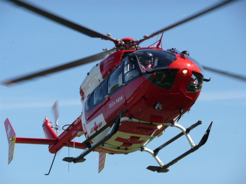 EC 145 (HB-ZRB/Rega 2 aus Basel)der Rega vor der Landung. 