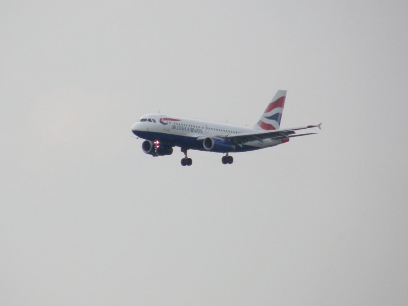 Ein A 319 der British Airways schwebt in Dsseldorf ein. (14.07.2008)