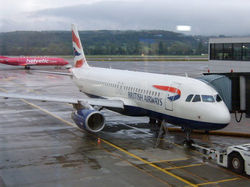 Ein A 320 der British Airways an der Gate in Zrich Flughafen am 09.10.2004