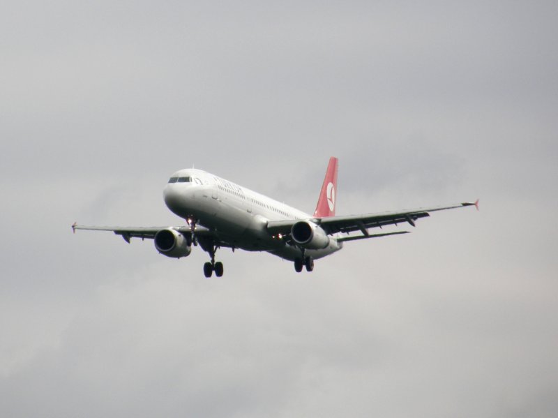 Ein A 321 der Turkish Airlines bei der Landung in Frankfurt am Main am 16.07.2008