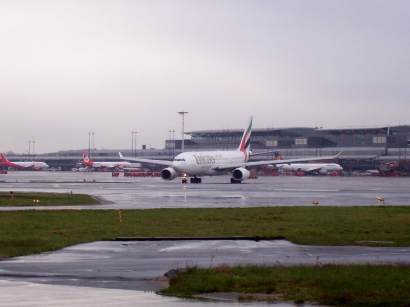 Ein A-330 von Emirates ist am 13.04.08 auf dem Weg zur Startbahn.
