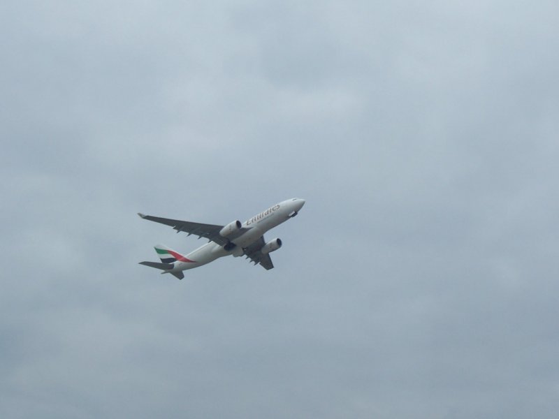 Ein A-330 von Emirates klappt gerade nach dem Start in Hamburg sein Fahrwerk ein.