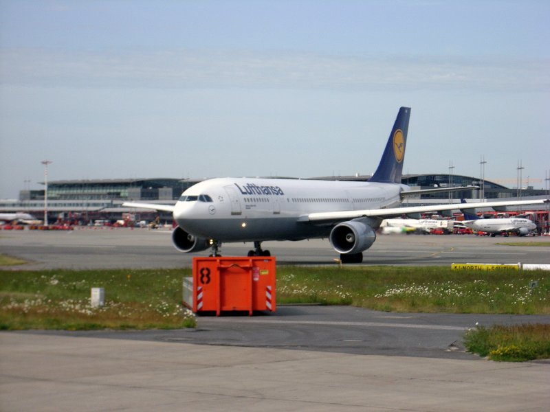 Ein A300-600 von Lufthansa auf dem Weg zur Runway in Hamburg am 27.05.08