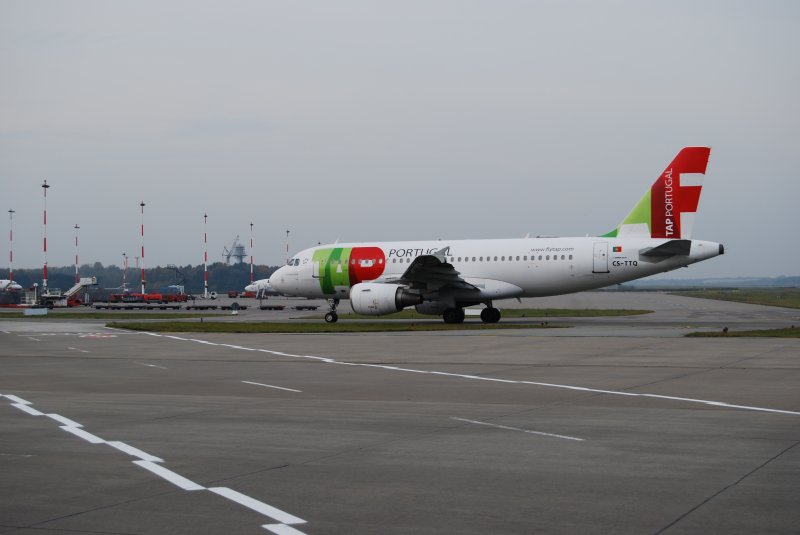 Ein A319 Kennung CS-TTQ der TAP rollt am 02.11.08 am Cafe Himmelsschreiber in Hamburg Fuhlsbttel vorbei.