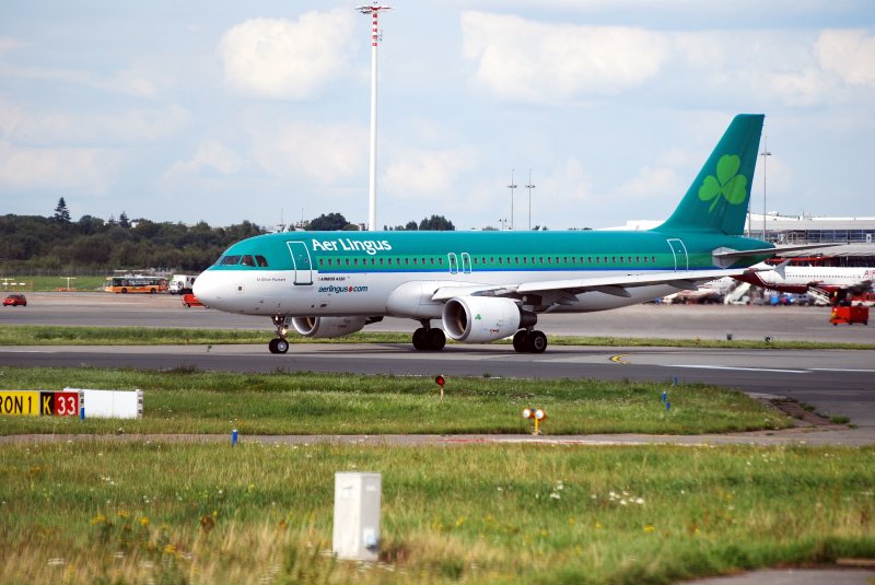 Ein A320 von Aer Lingus in Hamburg Fuhlsbttel am 17.08.08