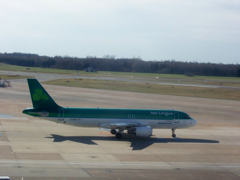Ein A320 der Aer Lingus rollt in Hamburg zum Start
