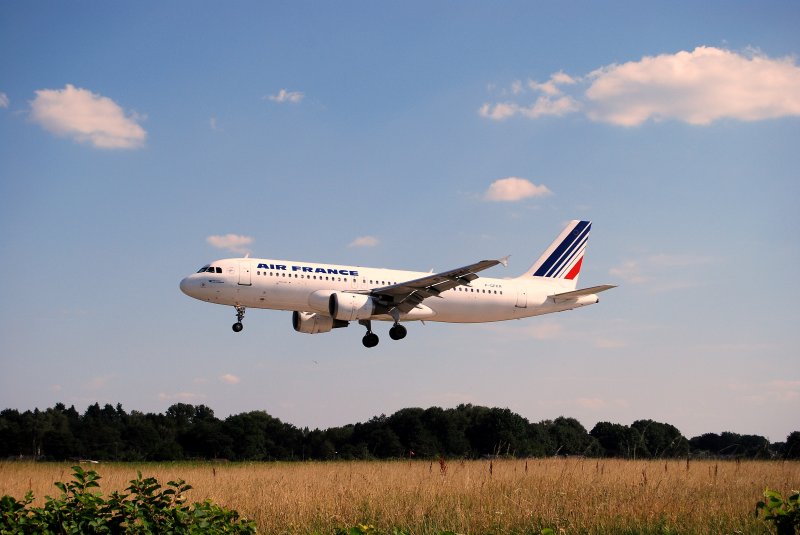 Ein A320 von Air France bei der Landung in Hamburg Fuhlsbttel am 27.07.08