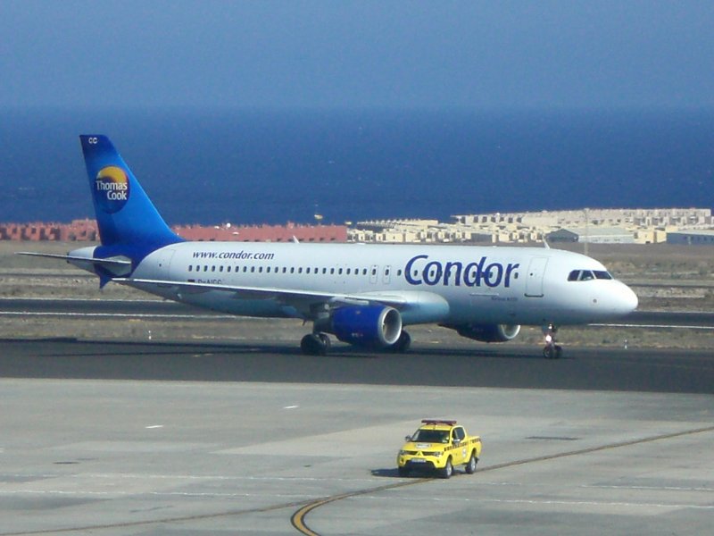 Ein A320, von Condor, kurz vor dem erreichen der Parkposition auf dem Flughafen Teneriffa Sd am 15.06.2008.