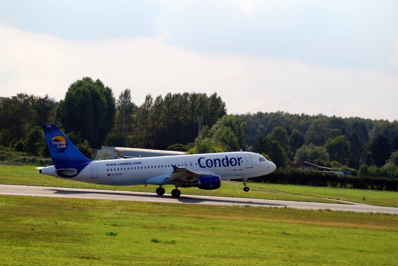 Ein A320 der Condor mit der Kennung D-AICK beim Start in Hamburg Fuhlsbttel am 16.08.08