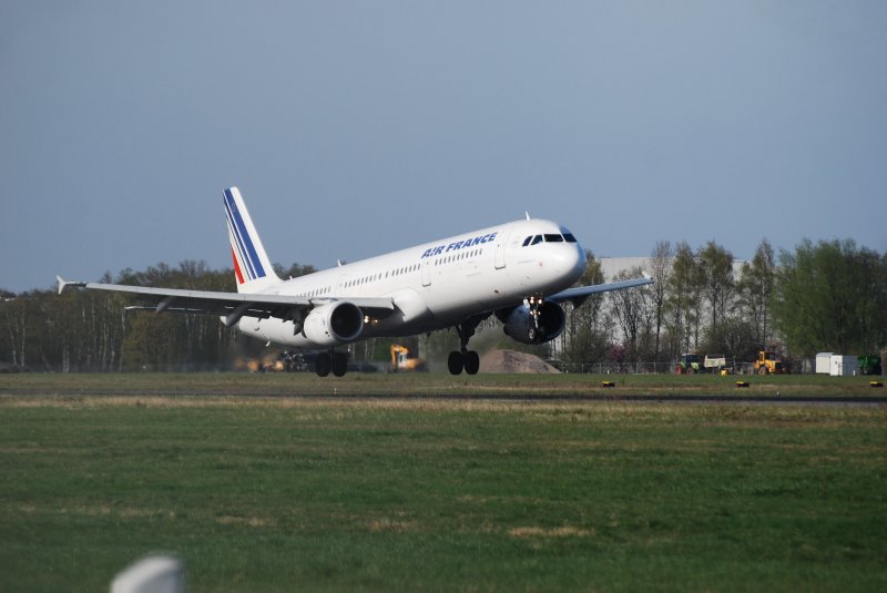 Ein A321 der Air France kurz vor der Landung am Ostermontag den 13.04.09 in Hamburg Fuhlsbttel.