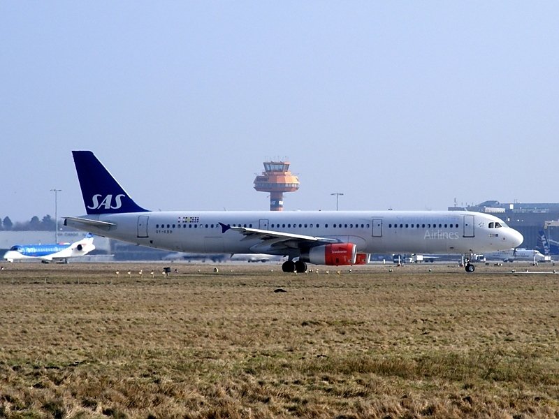 Ein A321 der SAS (OY-KBB) am 4.3.2009 in Hannover.