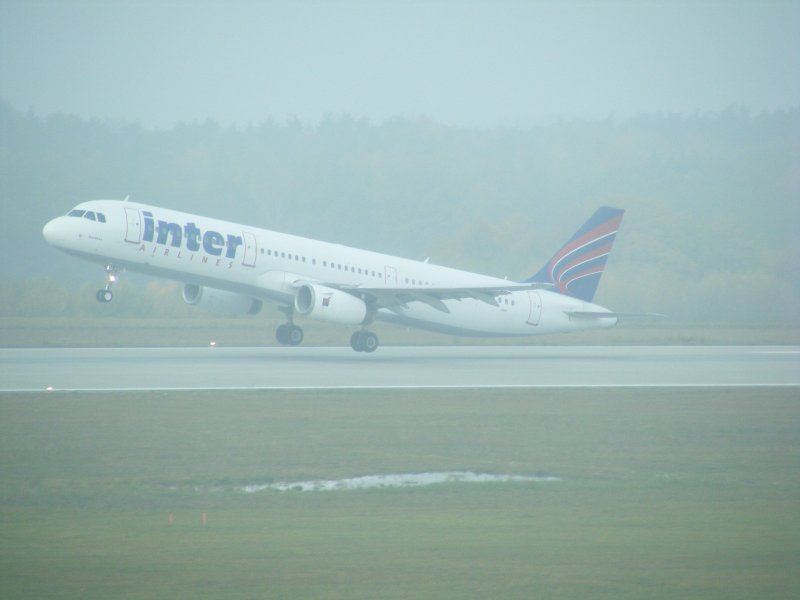 Ein A321 (TC-IEG) der (nicht mehr existierenden) trkischen Fluggesellschaft Inter Airlines hebt bei nebligen Wetter am 1.11.2008 von RW22 als Flug INX 616 Richtung Kln/Bonn ab um dann weiter nach Antalya zu fliegen. 
Am 12.11.2008 stellte Inter Airlines den Flugbetrieb ein.