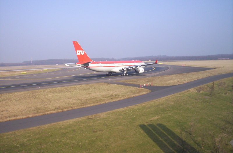 Ein A330 rollt bei SOnnenschein im Sommer 2005 auf die Startbahn. Dsseldorf International