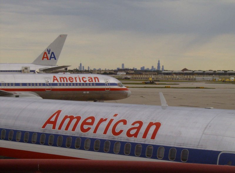 Ein absolut geniales Bild dreier American Airlines Maschinen auf dem Rollfeld des Flughafens Chicago O'Hare Intl. Im Hintergrund sieht man die Skyline von Chicago, ber der gerade ein Regenschauer hinuntergeht... (09.06.2006)