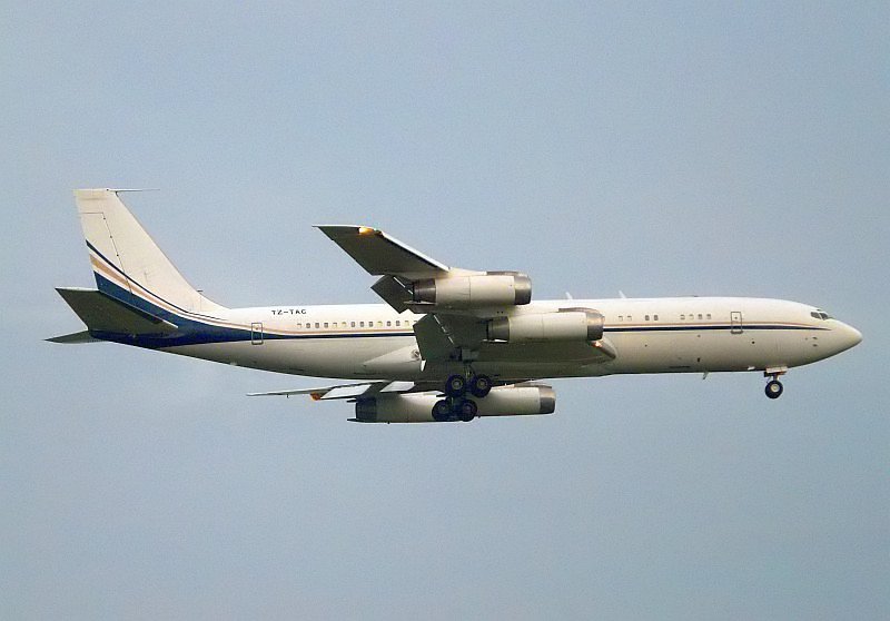 Ein absolutes Highlight in Dsseldorf. Eine Passagier Boeing 707 im Anflug auf die Bahn 05L. Der Jet gehrt der Regierung von Mali. Das Bild stammt vom 30.10.2008
