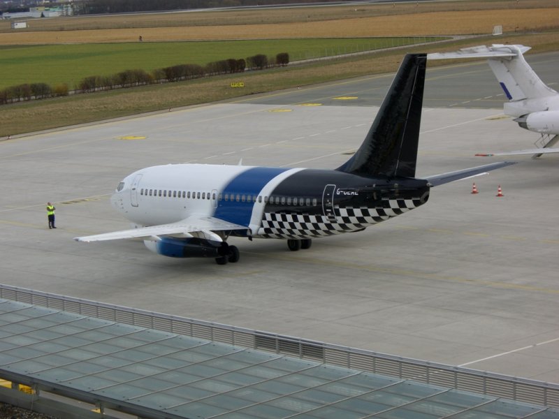Ein uerst seltener Gast in Linz: Eine Boeing 737-200 der European Aviation Air Charter whrend des Triebwerksstarts fr einen Flug nach Maastricht.