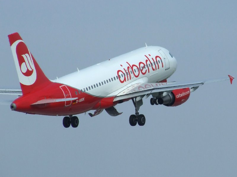 Ein Air Berlin A 319 strebt gen Mittagshimmel kurz nach dem Start in Stuttgart am 29.08.2008.