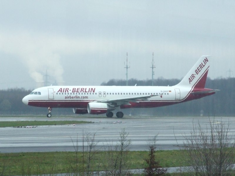 Ein Air Berlin Airbus A 320 beim Start in Dsseldorf Airport am 22.03.2008