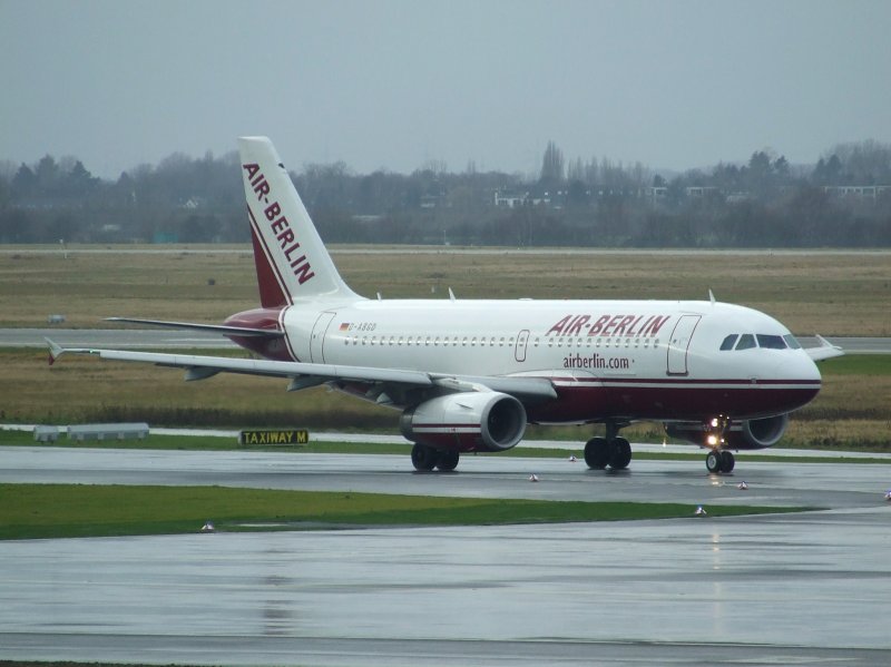 Ein AirBerlin Airbus A 319 mit alter Lackierung am 22.12.2008 in Dsseldorf.