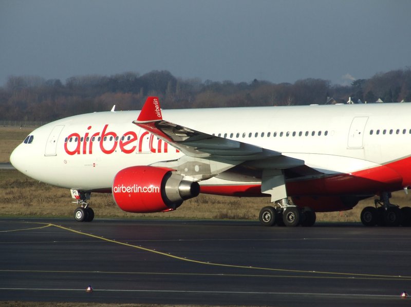 Ein AirBerlin Airbus A 330 am 27.12.2008 in Dsseldorf