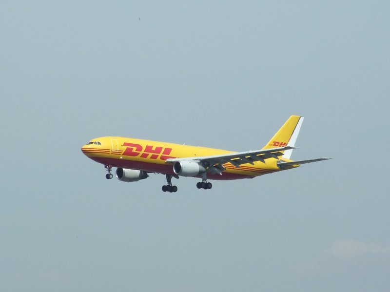Ein Airbus A 300 B4-203(F) der DHL (Air Cargo) bei der Landung in Frankfurt am Main am 07.08.2008.