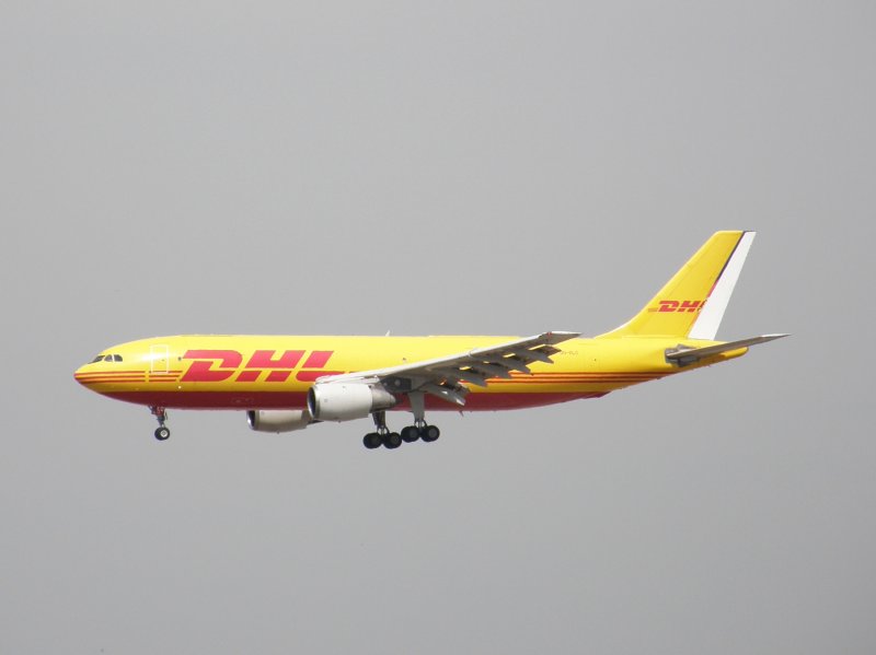 Ein Airbus A 300 B4-203(F) der DHL (Air Cargo) bei der Landung in Frankfurt am Main am 07.08.2008.