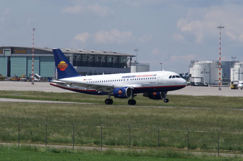 Ein Airbus A-319-112 der Hamburg International Airlines mit der Kennung D-AHIN aufgenommen am 30.05.09 am Stuttgarter Flughafen.