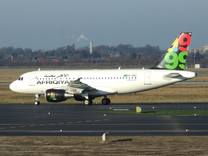 Ein Airbus A 319 der Afriqiyah auf dem Rollfeld des Dsseldorfer Flughafens am 27.12.2008.