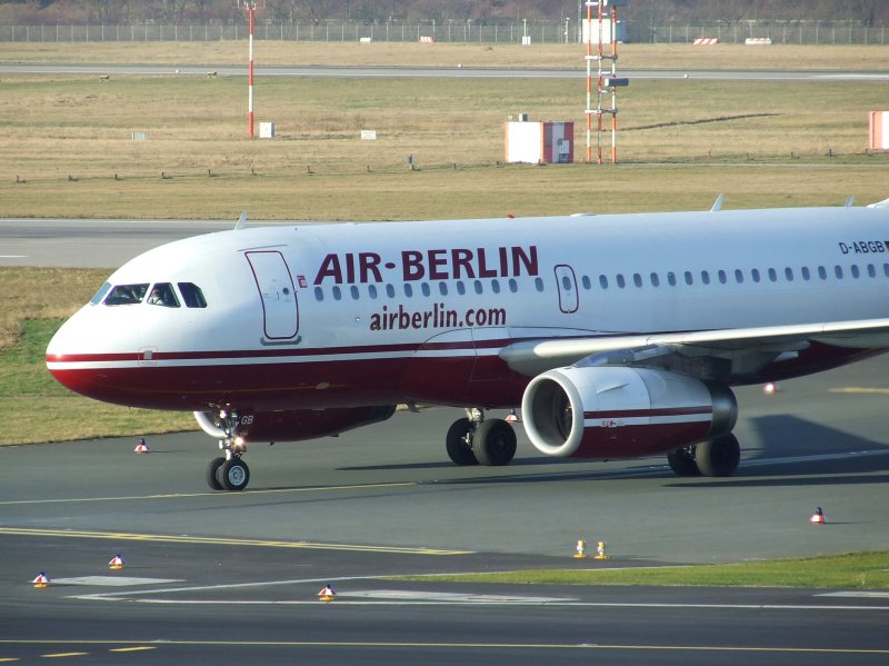 Ein Airbus A 319 der Airberlin mit alter Lackierung am 27.12.2008 in Dsseldorf.