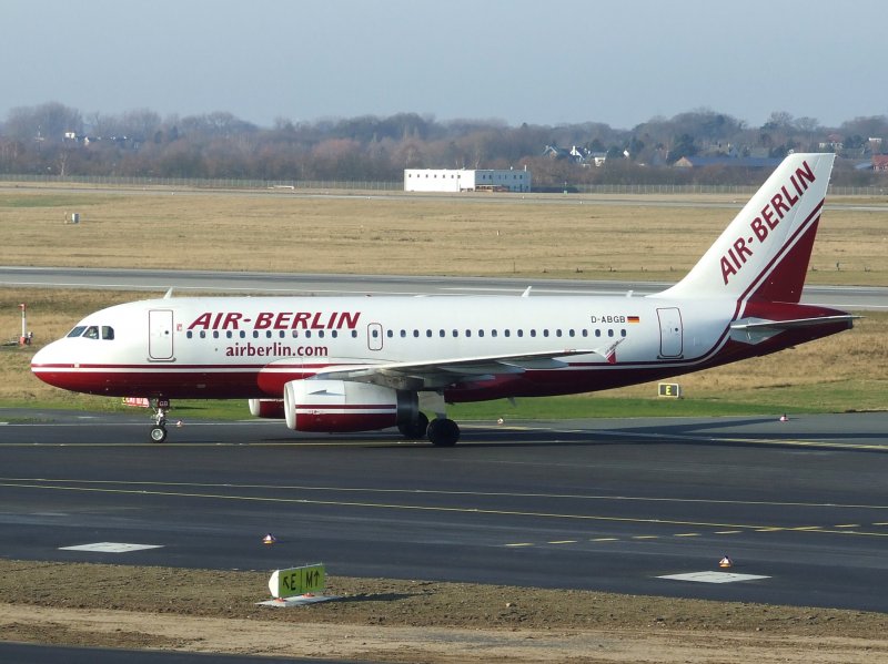 Ein Airbus A 319 der Airberlin in alter Lackierung am 27.12.2008 in Dsseldorf.