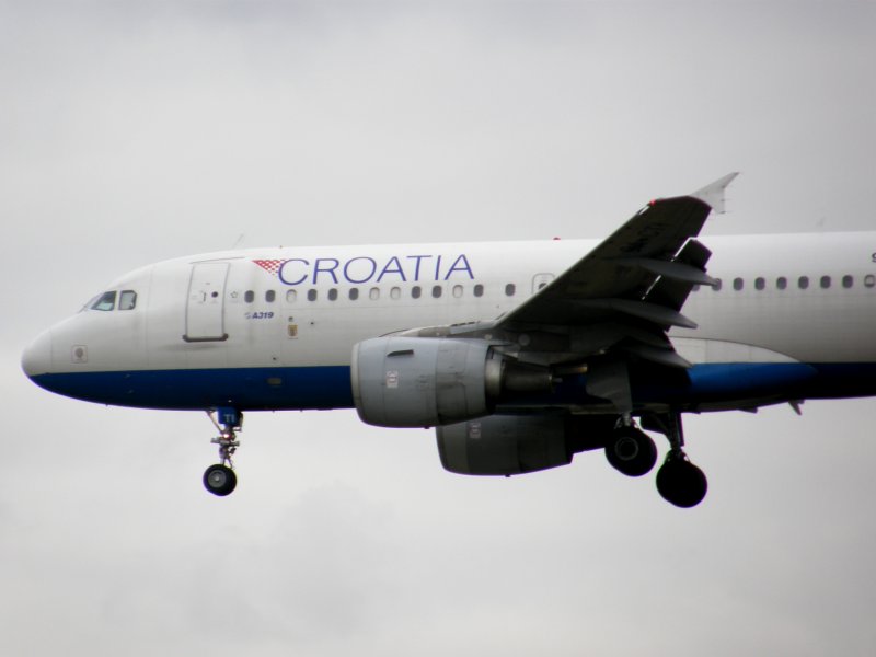 Ein Airbus A 319 der CROATIA bei der Landung in Frankfurt am Main am 16.07.2008.