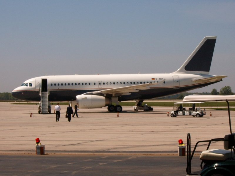 Ein Airbus A 319 der ehemaligen DaimlerChrysler Aviation bei einem besonderen Geschftsflug auf einem kleineren Flughafen in GreenBay, Wisconsin, USA.