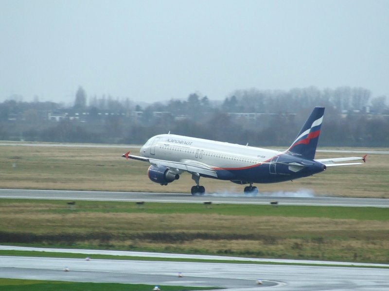 Ein Airbus A 319 der russischen Aeroflot bei der Landung in Dsseldorf.