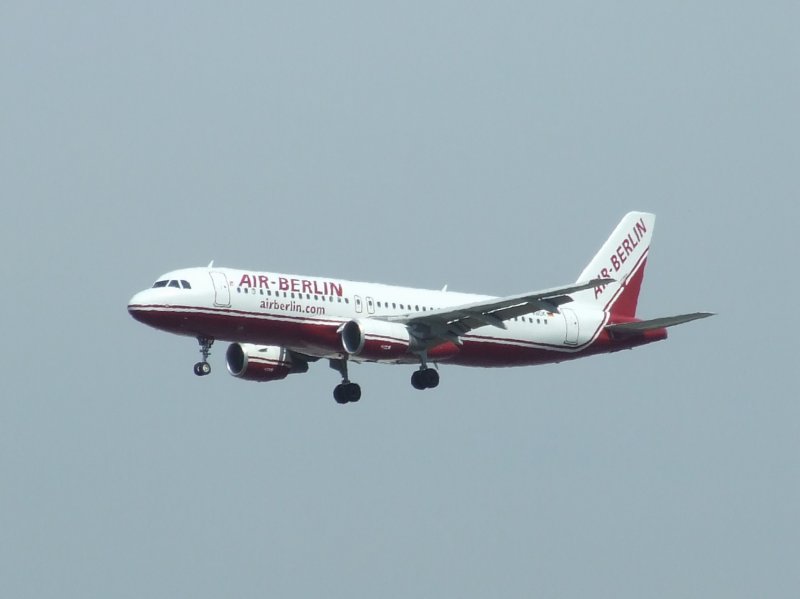 Ein Airbus A 320-100 der Air Berlin in alter Lackierung bei der Landung in Frankfurt am Main am 07.08.2008.