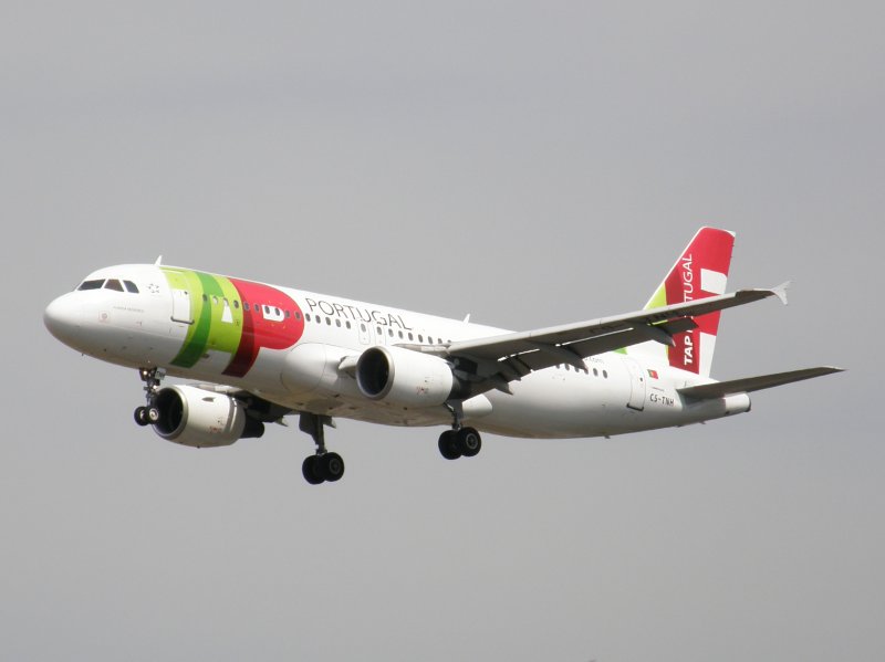 Ein Airbus A 320-214 der TAP (Portugal) bei der Landung in Frankfurt am Main am 07.08.2008.