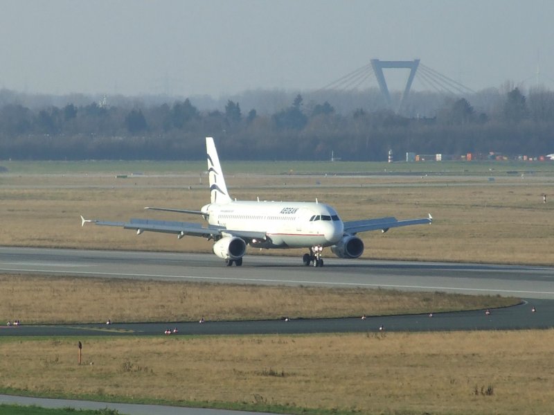 Ein Airbus A 320 der Aegean nach der Landung in Dsseldorf am 27.12.2008.