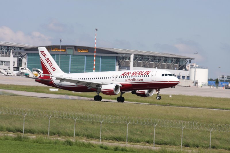 Ein Airbus A 320 der AIR BERLIN mit der Kennung D-ABDO aufgenommen am 30.05.09 am Flughafen Stuttgart.